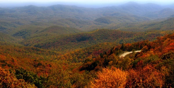 Sonbahar mevsiminde dağ yolu — Stok fotoğraf