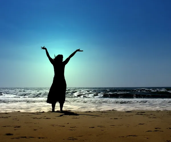Kobieta chwaląc na plaży — Zdjęcie stockowe
