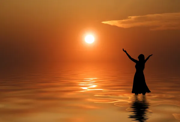 Mulher louvando ao nascer do sol — Fotografia de Stock