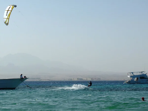 Кайтсерфинг в Красном море — стоковое фото