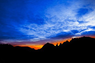 -por sol nas montanhas dağlarda günbatımı