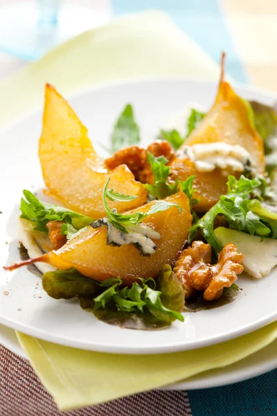 Salade met peren en blauwe kaas — Stockfoto