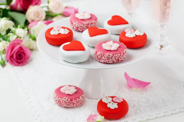 Petit fours for Valentine's Day — Stock Photo, Image