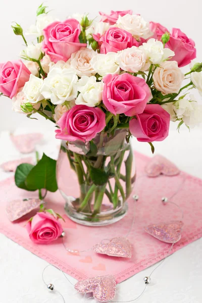 Букет роз в вазе — стоковое фото