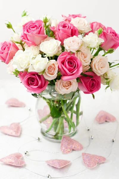 Bouquet di rose in vaso — Foto Stock
