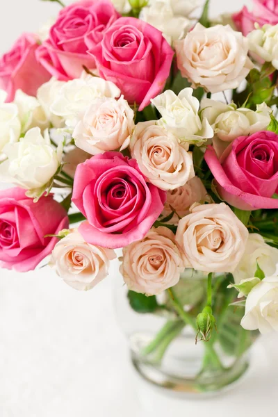 Buquê de rosas em vaso — Fotografia de Stock