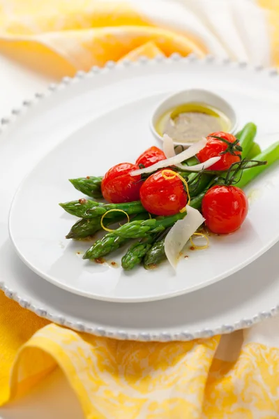 Green asparagus with roasted tomatoes — Stock Photo, Image