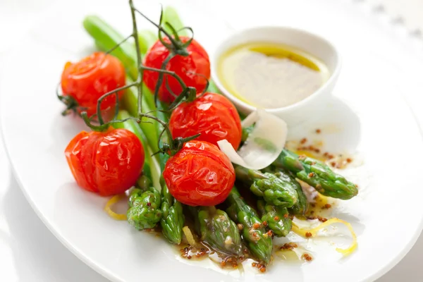 Green asparagus with roasted tomatoes — Stock Photo, Image