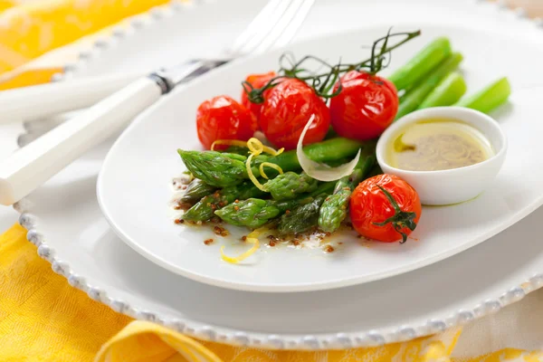 Espargos verdes com tomates torrados — Fotografia de Stock