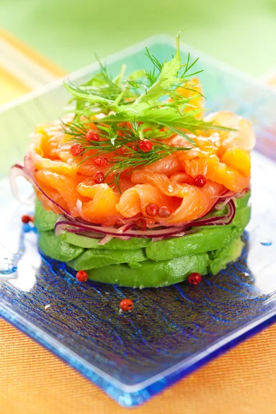 Салат из лосося и авокадо — стоковое фото