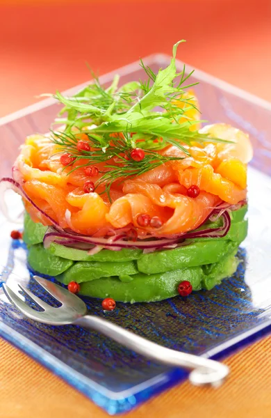 Salmão e salada de abacate — Fotografia de Stock