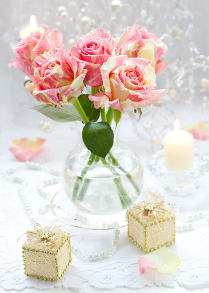 Arrangement van roze rozen — Stockfoto