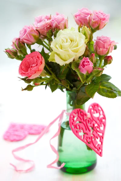 Vaso di rose e cuori — Foto Stock
