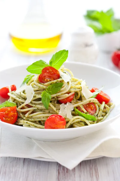 Спагетти с песто и помидорами — стоковое фото