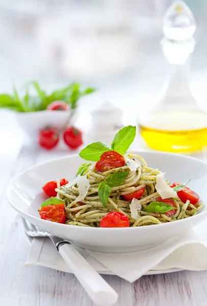 意大利面，配意大利面和西红柿 — 图库照片