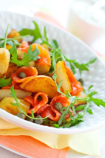 Kartoffelsalat mit Räucherlachs — Stockfoto