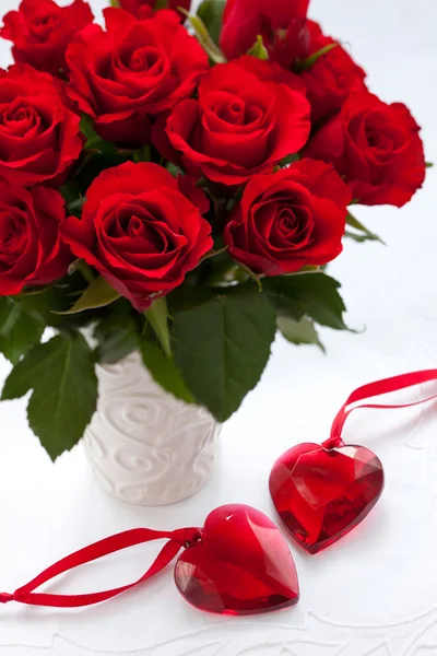 Rosas rojas y corazones —  Fotos de Stock