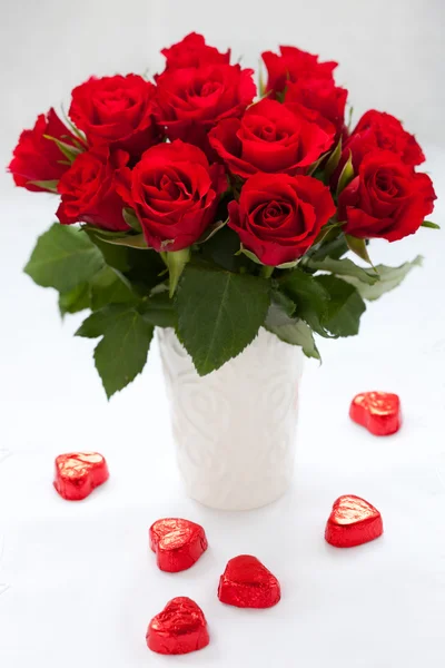 Rote Rosen und Schokolade — Stockfoto