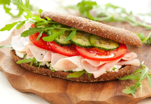 Сэндвич с ветчиной и овощами — стоковое фото