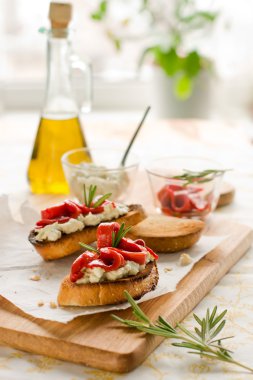 Bruschetta dolmalık biber ile