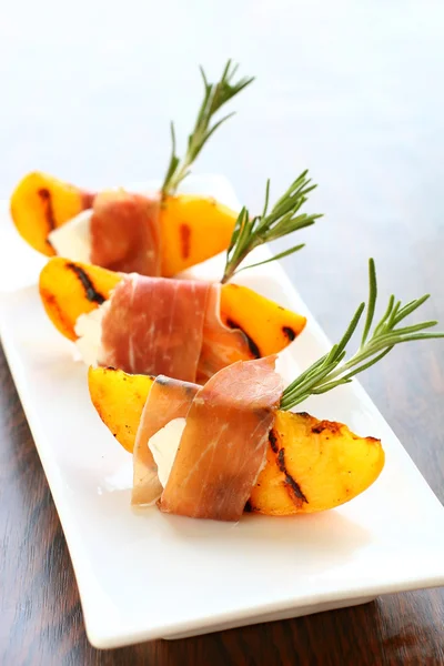 Appetizer with grilled peach — Stock Photo, Image