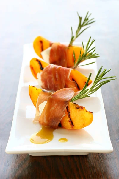 Appetizer with grilled peach, — Stock Photo, Image