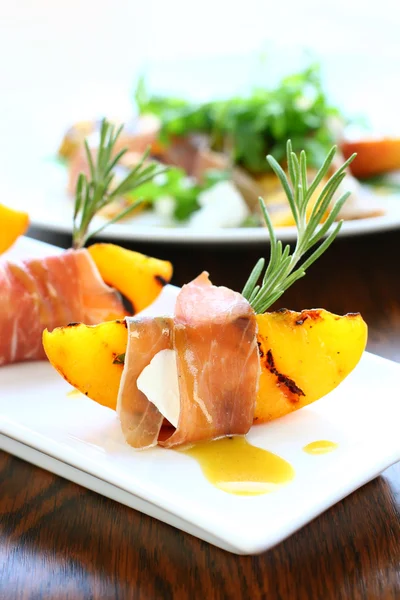 Appetizer with grilled peach — Stock Photo, Image