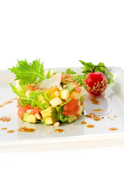 Salada com abacate e salmão — Fotografia de Stock