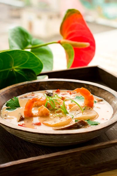 Zuppa tailandese con gamberetti e capesante — Foto Stock