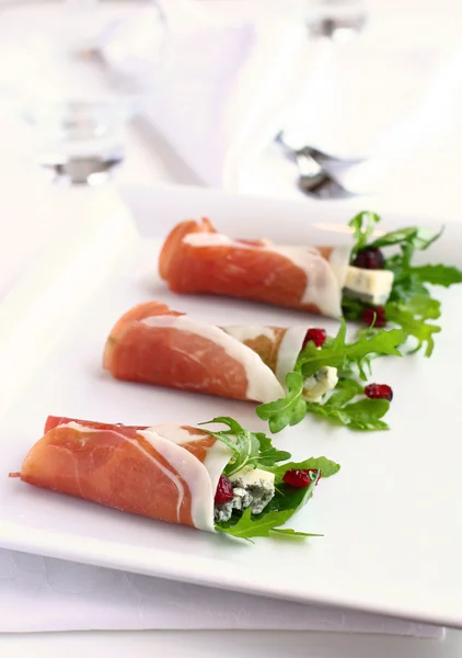 Prosciutto with arugula,gorgonzola and cranberry — Stock Photo, Image