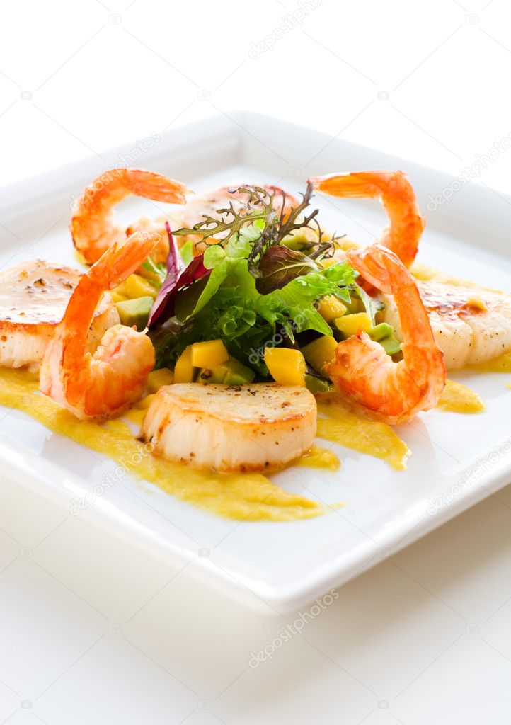 Salad with shrimp and scallop