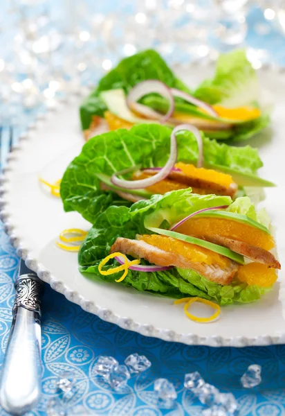 Tavuklu salata marul üzerinde bırakır — Stok fotoğraf