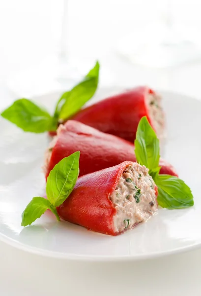 Pepers gevuld met tonijn en kappertjes — Stockfoto