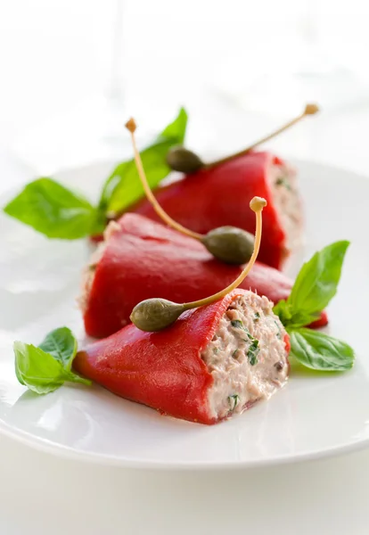 Paprika gefüllt mit Thunfisch und Kapern — Stockfoto