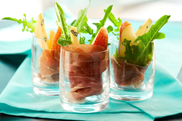 Voorgerecht met peer, ham, rucola, gorgonzola — Stockfoto