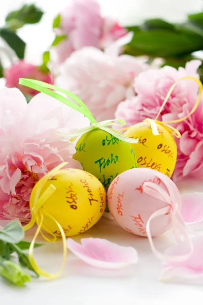 Ovos de Páscoa e flores de primavera — Fotografia de Stock