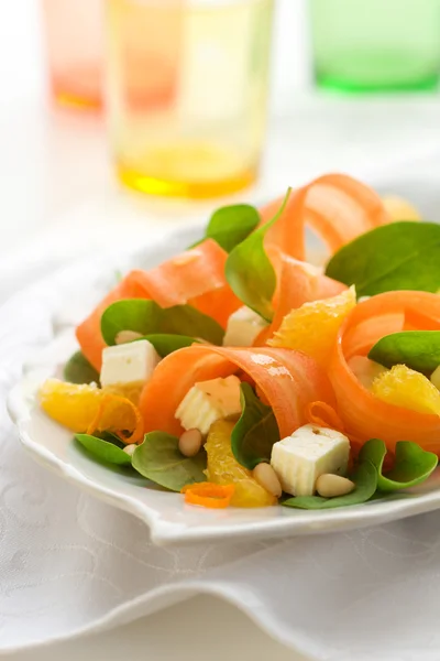 Salada de cenoura com espinafre — Fotografia de Stock