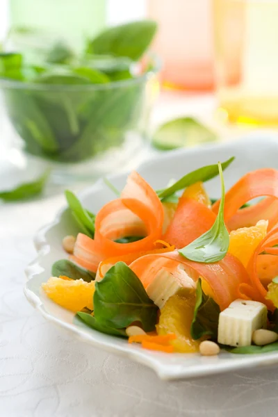 Морквяний салат зі шпинатом, фетою та апельсином — стокове фото