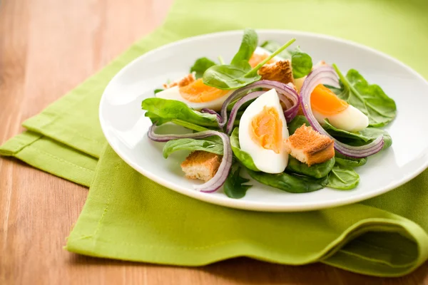 Sałatka ze szpinakiem i jajkiem — Zdjęcie stockowe