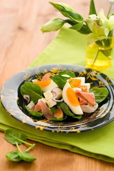 Salada com espinafre, ovo, presunto — Fotografia de Stock