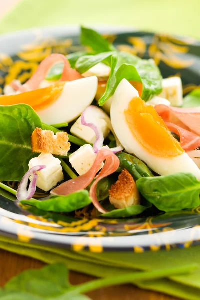 Salada com espinafre, ovo e presunto — Fotografia de Stock