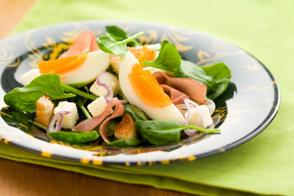 Jarní salát s listovým špenátem, vajíčkem, šunkou a feta — Stock fotografie