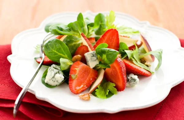 Strawberry sałatka z serem gorgonzola — Zdjęcie stockowe