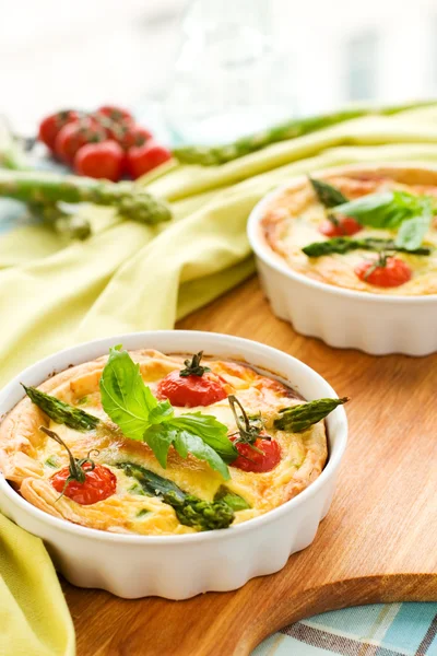 Tomato asparagus quiche — Stock Photo, Image