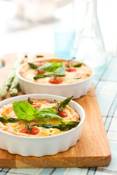 Tomato asparagus quiche — Stock Photo, Image