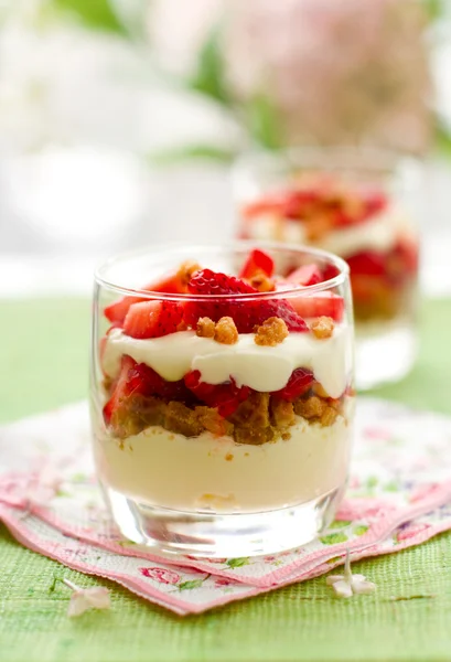Strawberry and mascarpone trifle — Stock Photo, Image