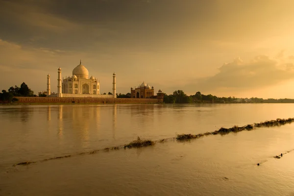 Taj Mahal en la escena del atardecer — Foto de Stock