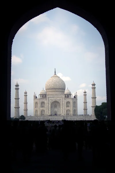 Taj Mahal en Agra vista desde la entrada — Foto de Stock