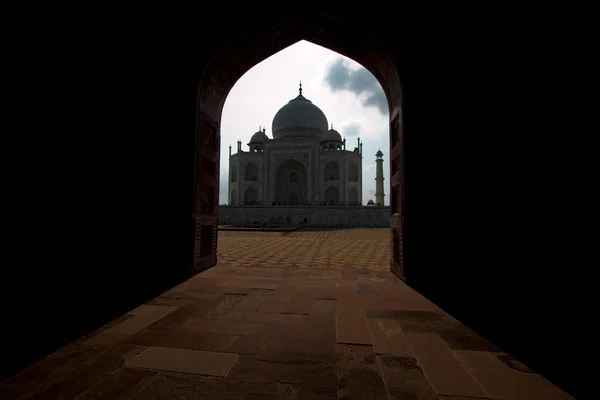 Taj Mahal en Agra vista desde la derecha Mezquita Taj Mahal — Foto de Stock