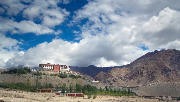 Grande Mosteiro Indiano na cidade de Leh — Fotografia de Stock